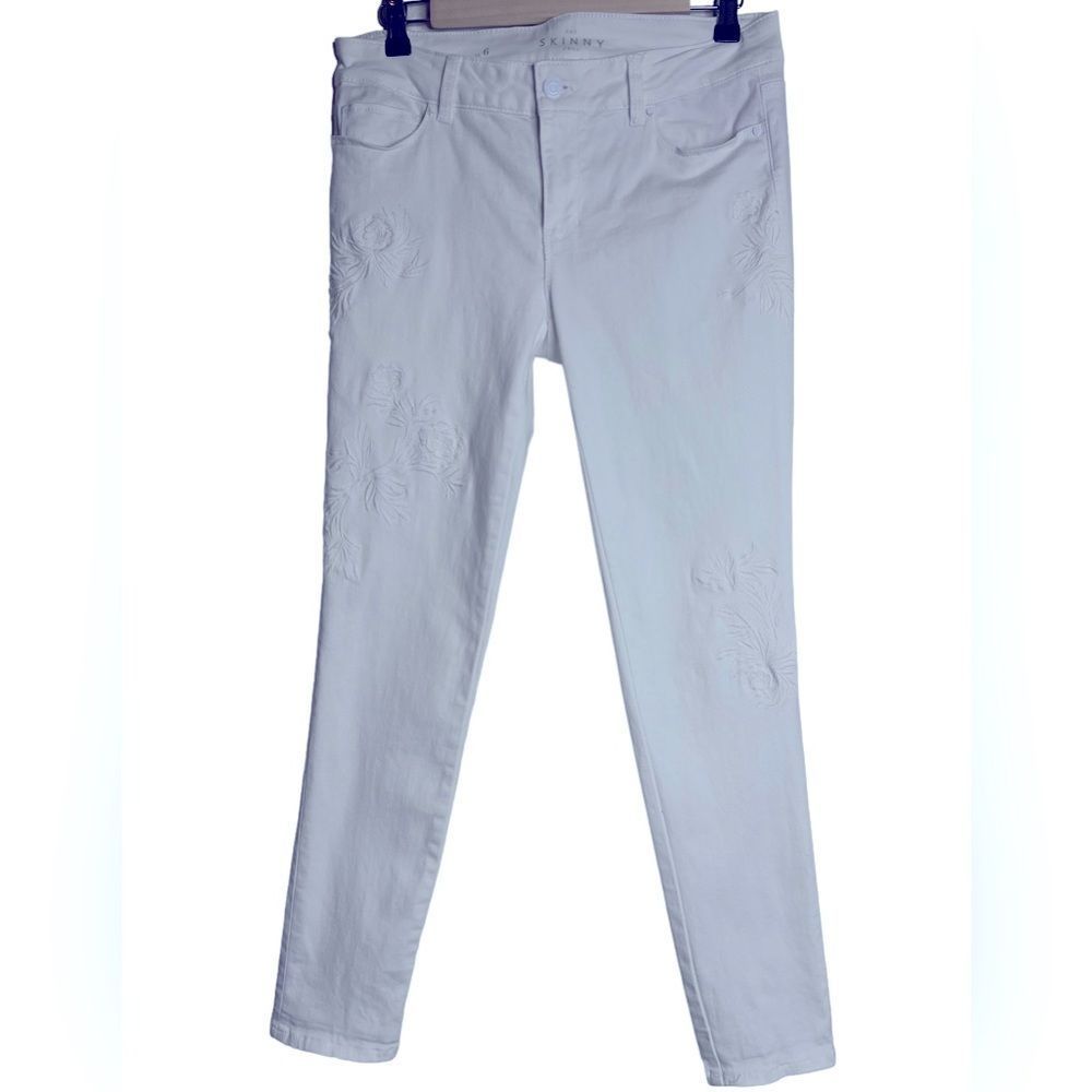 White House black market white jeans floral embroidered size 6
